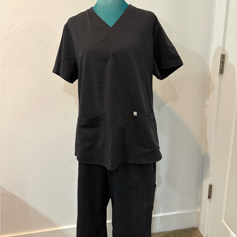 Fabletics Black scrub set (top with V-neck and pockets + straight-leg pants